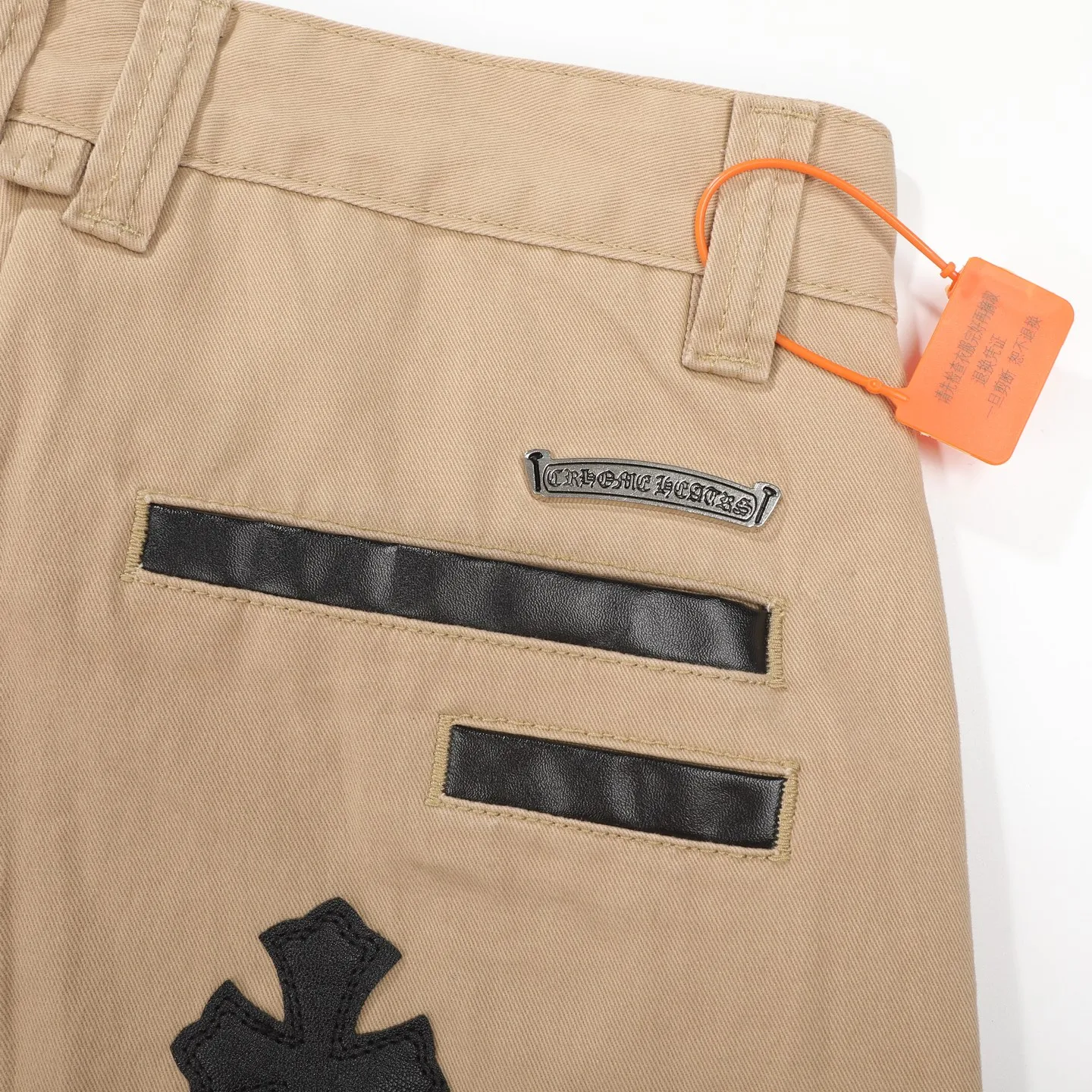 P260 Chrome Hearts/Chrome Hearts camouflage checkerboard horsehair cross patch leather jeans - Full of exploring the ultimate in fashion, Chrome Hearts' new Chrome Hearts pants cleverly integrate camouflage cross, checkerboard horsehair cross and other elements to break traditional boundaries. The clever fusion of Mattyboy’s same style, overalls and khaki jeans brings endless matching inspiration to fashionistas.  This pair of Croxin overalls not only presents a unique retro style, but also combines comfort and sophistication with its wide-leg, loose design. The mid-high waist design matches a lazy and casual style, which not only makes the legs longer but also maintains a casual feel, it is a must-have fashion choice for trendy men and trendy women.  Khaki overalls are unique in leather matching and color selection, making them the leader among overalls. Chrome Hearts' khaki cross chino casual pants have a prince-like aristocratic feel. The pants have 40 panels of leather and full texture. The W34 size is perfectly presented and has become the focus of the forefront of fashion. Whether it's for daily wear or a trendy try, these pants can bring you an excellent fashion experience.  Color: Khaki Size: 28 30 32 34 corresponding size s-xl